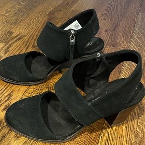 Toms size 7 black heeled sandals